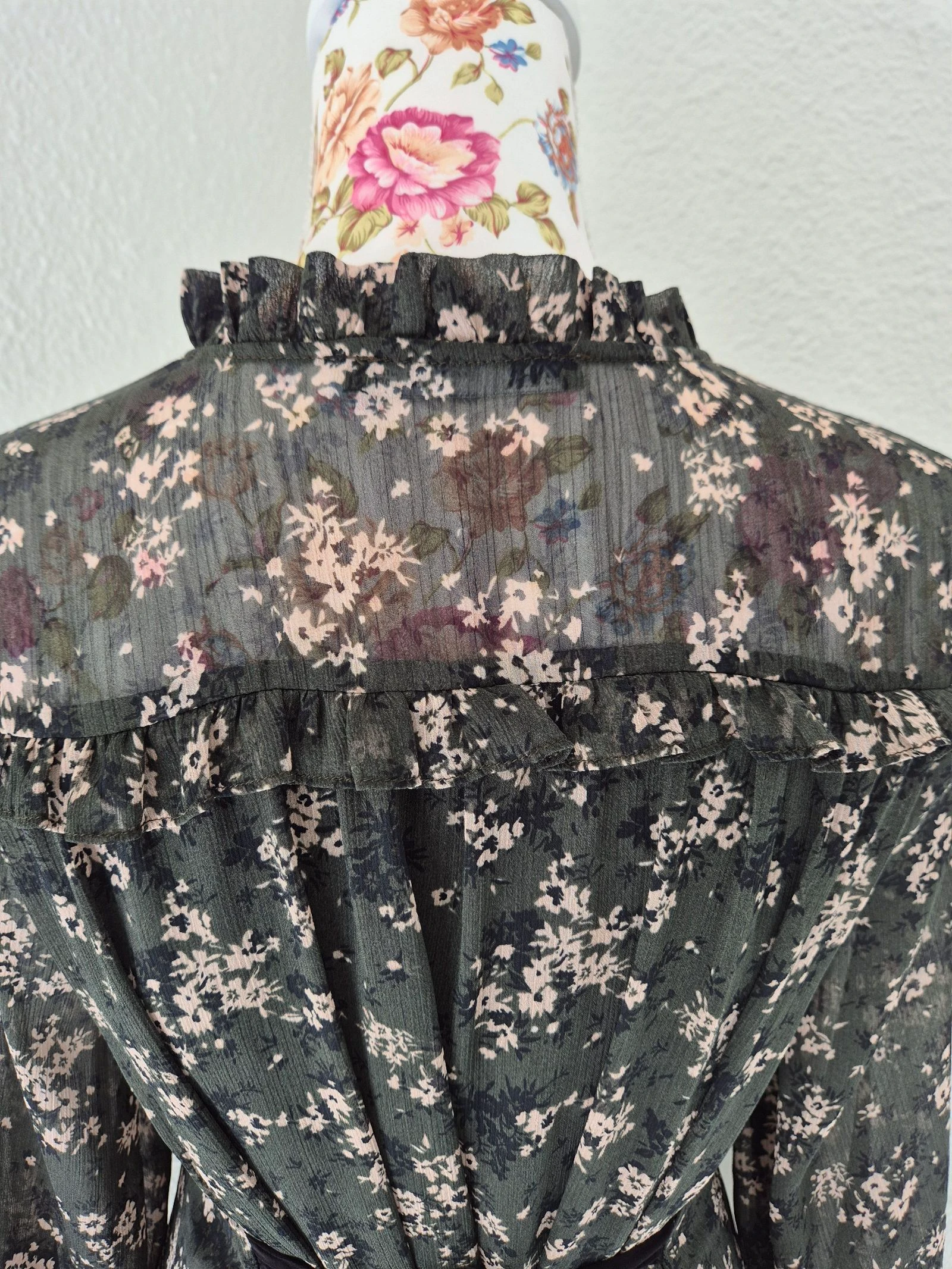 🌸 Vestido Zara floral cáqui P – seda fluida – mangas compridas – gola de babado – cinto – estilo boêmio chique – photo 7